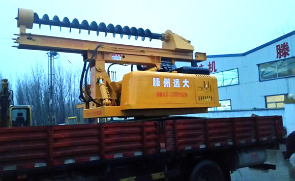 好色先生TVAPP下载太阳能光伏履带液压好色先生TV软件下载雨中拍摄图四