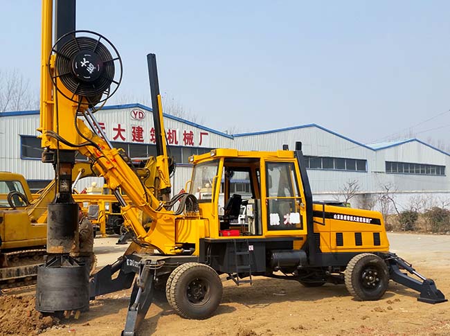 小型轮式旋挖机，适合于房屋建筑、道路桥梁施工和建筑工地使用